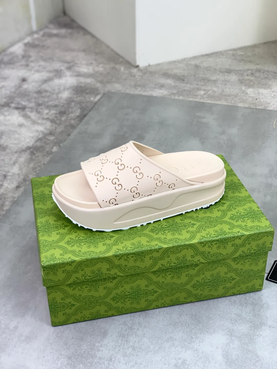 Men's Men's Shoes 💰P300💰[New Style] High Version 🎁🎁🎁 GUCCI New Year of the Snake casual slippers, original official website, perfect workmanship, transmitting a kind of noble luxury, sublimating its definition of luxury in Gucci's high-end extraordinary craftsmanship. Original Gucci double G combination outsole, code number: 35-46, complete package